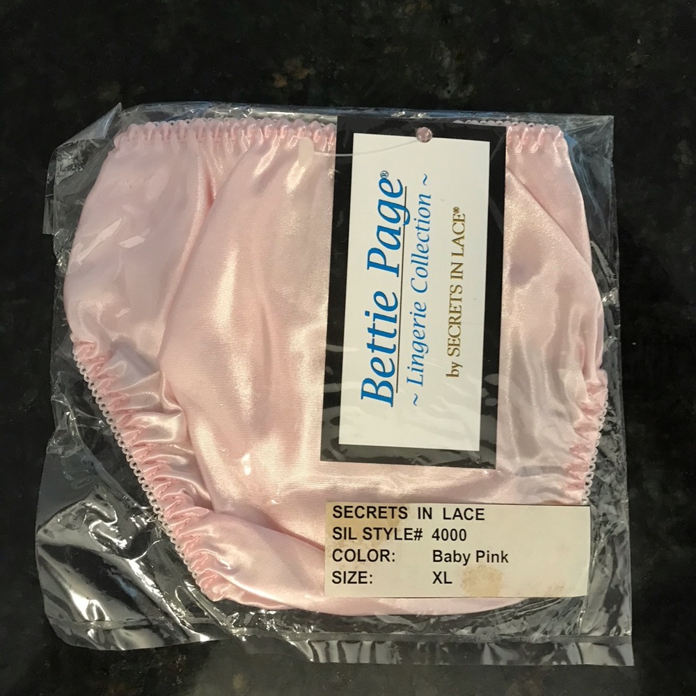 NIP Secrets in Lace Bettie Page Collection Baby Pink Thong